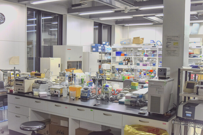 【愛知】細胞培養室を備え、光学顕微鏡観察や様々な分析評価ができる大学のラボ。（産学連携先）の画像1